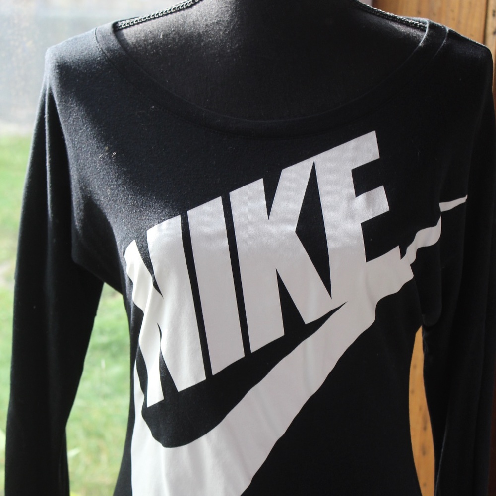 Nike Women's Long Sleeve, Scoop Neck T-Shirt, XS